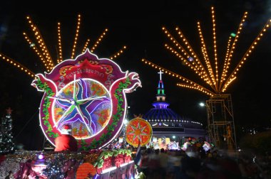 SAKON NAKHON, THAILAND - 25 ARALIK 2022: 200 'den fazla arabayla göz kamaştırıcı bir yıldızla Noel' i Noel Baba ve melekler geçit töreninde kutlamak.