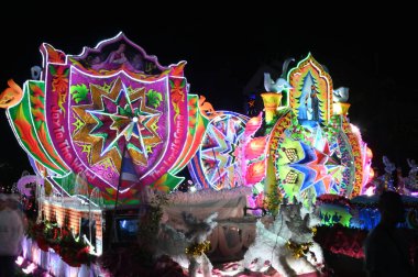 SAKON NAKHON, THAILAND - 25 ARALIK 2022: 200 'den fazla arabayla göz kamaştırıcı bir yıldızla Noel' i Noel Baba ve melekler geçit töreninde kutlamak.