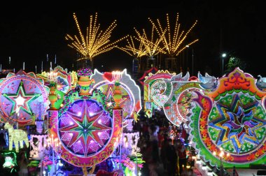 SAKON NAKHON, THAILAND - 25 ARALIK 2022: 200 'den fazla arabayla göz kamaştırıcı bir yıldızla Noel' i Noel Baba ve melekler geçit töreninde kutlamak.