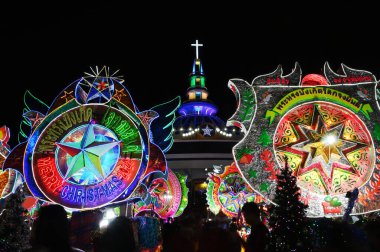 SAKON NAKHON, THAILAND - 25 ARALIK 2022: 200 'den fazla arabayla göz kamaştırıcı bir yıldızla Noel' i Noel Baba ve melekler geçit töreninde kutlamak.