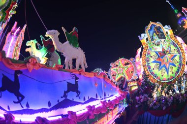 SAKON NAKHON, THAILAND - 25 ARALIK 2022: 200 'den fazla arabayla göz kamaştırıcı bir yıldızla Noel' i Noel Baba ve melekler geçit töreninde kutlamak.