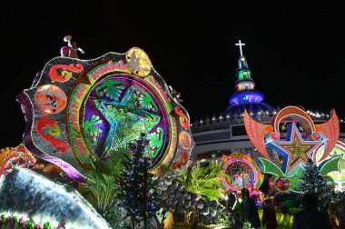 SAKON NAKHON, THAILAND - 25 ARALIK 2022: 200 'den fazla arabayla göz kamaştırıcı bir yıldızla Noel' i Noel Baba ve melekler geçit töreninde kutlamak.