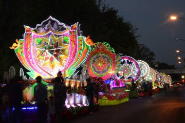 SAKON NAKHON, THAILAND - 25 ARALIK 2022: 200 'den fazla arabayla göz kamaştırıcı bir yıldız geçidiyle Noel' in alacakaranlığı ve bir Noel Baba ve melekler.