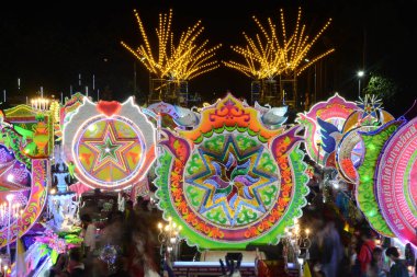SAKON NAKHON, THAILAND - 25 ARALIK 2022: 200 'den fazla arabayla göz kamaştırıcı bir yıldızla Noel' i Noel Baba ve melekler geçit töreninde kutlamak.