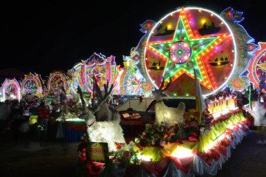 SAKON NAKHON, THAILAND - 25 ARALIK 2022: 200 'den fazla arabayla göz kamaştırıcı bir yıldızla Noel' i Noel Baba ve melekler geçit töreninde kutlamak.