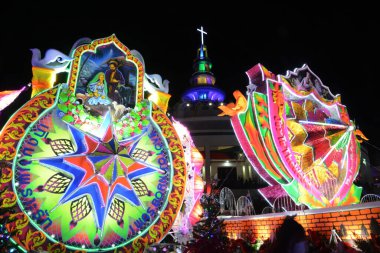 SAKON NAKHON, THAILAND - 25 ARALIK 2022: 200 'den fazla arabayla göz kamaştırıcı bir yıldızla Noel' i Noel Baba ve melekler geçit töreninde kutlamak.