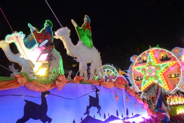 SAKON NAKHON, THAILAND - 25 ARALIK 2022: 200 'den fazla arabayla göz kamaştırıcı bir yıldızla Noel' i Noel Baba ve melekler geçit töreninde kutlamak.