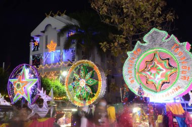 SAKON NAKHON, THAILAND - 25 ARALIK 2022: 200 'den fazla arabayla göz kamaştırıcı bir yıldızla Noel' i Noel Baba ve melekler geçit töreninde kutlamak.