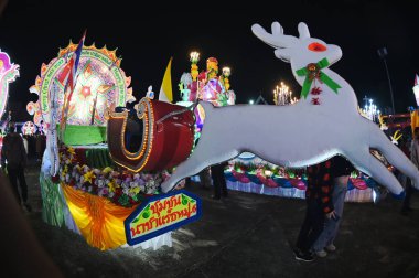 SAKON NAKHON, THAILAND - 23 ARALIK 2022: 200 'den fazla arabayla göz kamaştırıcı bir yıldızla Noel' i Noel Baba ve meleklerle birlikte geçit töreninde kutluyoruz..