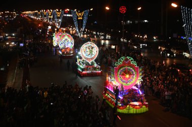 SAKON NAKHON, THAILAND - 23 ARALIK 2022: 200 'den fazla arabayla göz kamaştırıcı bir yıldızla Noel' i Noel Baba ve melekler geçit töreninde kutlamak.
