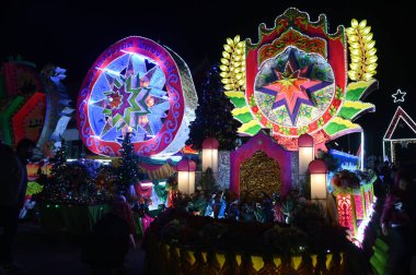 SAKON NAKHON, THAILAND - 23 ARALIK 2022: 200 'den fazla arabayla göz kamaştırıcı bir yıldızla Noel' i Noel Baba ve meleklerle birlikte geçit töreninde kutluyoruz..