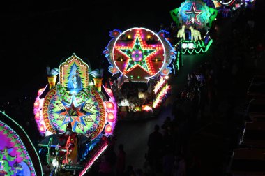 SAKON NAKHON, THAILAND - 23 ARALIK 2022: 200 'den fazla arabayla göz kamaştırıcı bir yıldızla Noel' i Noel Baba ve melekler geçit töreninde kutlamak.