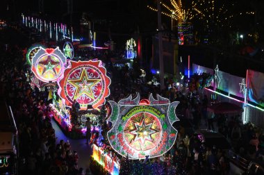 SAKON NAKHON, THAILAND - 23 ARALIK 2022: 200 'den fazla arabayla göz kamaştırıcı bir yıldızla Noel' i Noel Baba ve melekler geçit töreninde kutlamak.