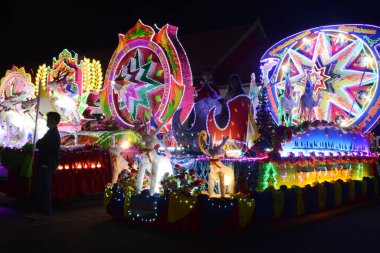 SAKON NAKHON, THAILAND - 23 ARALIK 2022: 200 'den fazla arabayla göz kamaştırıcı bir yıldızla Noel' i Noel Baba ve meleklerle birlikte geçit töreninde kutluyoruz..