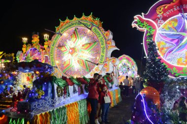 SAKON NAKHON, THAILAND - 23 ARALIK 2022: 200 'den fazla arabayla göz kamaştırıcı bir yıldızla Noel' i Noel Baba ve meleklerle birlikte geçit töreninde kutluyoruz..