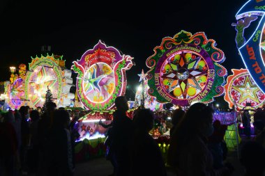 SAKON NAKHON, THAILAND - 23 ARALIK 2022: 200 'den fazla arabayla göz kamaştırıcı bir yıldızla Noel' i Noel Baba ve meleklerle birlikte geçit töreninde kutluyoruz..
