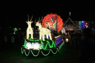 SAKON NAKHON, THAILAND - 23 ARALIK 2022: 200 'den fazla arabayla göz kamaştırıcı bir yıldızla Noel' i Noel Baba ve meleklerle birlikte geçit töreninde kutluyoruz..