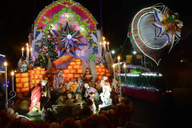 SAKON NAKHON, THAILAND - 23 ARALIK 2022: 200 'den fazla arabayla göz kamaştırıcı bir yıldızla Noel' i Noel Baba ve meleklerle birlikte geçit töreninde kutluyoruz..