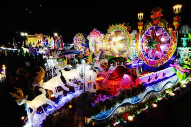 SAKON NAKHON, THAILAND - 23 ARALIK 2022: 200 'den fazla arabayla göz kamaştırıcı bir yıldızla Noel' i Noel Baba ve meleklerle birlikte geçit töreninde kutluyoruz..