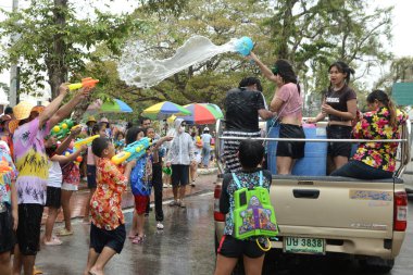 AYUTTHAYA, THAILAND- 13 Nisan 2024: Songkran festivalinde su sıçratan turist ve Tayland vatandaşlarının kimliği belirlenemedi. Bu, uzun zamandır var olan yerel ve ünlü bir gelenektir. Tayland 'daki Ayutthaya Tarihi Parkında.