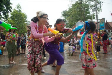 AYUTTHAYA, THAILAND- 13 Nisan 2024: Songkran festivalinde su sıçratan turist ve Tayland vatandaşlarının kimliği belirlenemedi. Bu, uzun zamandır var olan yerel ve ünlü bir gelenektir. Tayland 'daki Ayutthaya Tarihi Parkında.