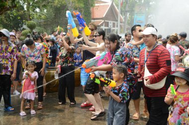 AYUTTHAYA, THAILAND- 13 Nisan 2024: Songkran festivalinde su sıçratan turist ve Tayland vatandaşlarının kimliği belirlenemedi. Bu, uzun zamandır var olan yerel ve ünlü bir gelenektir. Tayland 'daki Ayutthaya Tarihi Parkında.