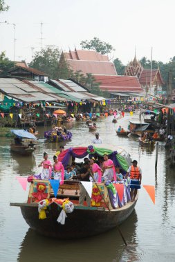 SAMUT SONGKHRAM, Tayland - 11 Aralık 2023: Amphawa Yüzen Pazar alanı ve topluluk, su yoluyla sadaka verme geleneğini yeniden canlandırdı. Bu, Amphawa Kanalı 'ndaki insanların eski bir geleneği olarak kabul edilir..