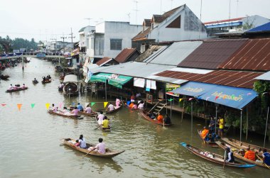 SAMUT SONGKHRAM, Tayland - 11 Aralık 2023: Amphawa Yüzen Pazar alanı ve topluluk, su yoluyla sadaka verme geleneğini yeniden canlandırdı. Bu, Amphawa Kanalı 'ndaki insanların eski bir geleneği olarak kabul edilir..