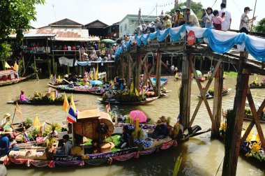 AYUTTHAYA, THAILAND - 1 AUG 2023 Khao Phansa Mum Yüzme Festivali, Wat Lad Chado, Ayutthaya. Khao Phansa döneminin başlangıcı münasebetiyle düzenlenen bir başka eşsiz mum festivali de Ayutthayas 'ta kara yerine su üzerinde yapılan Lad Chado Candle Alayı..
