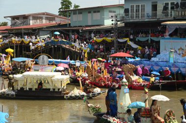 AYUTTHAYA, THAILAND - 1 AUG 2023 Khao Phansa Mum Yüzme Festivali, Wat Lad Chado, Ayutthaya. Khao Phansa döneminin başlangıcı münasebetiyle düzenlenen bir başka eşsiz mum festivali de Ayutthayas 'ta kara yerine su üzerinde yapılan Lad Chado Candle Alayı..