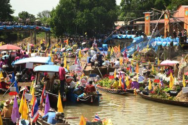AYUTTHAYA, THAILAND - 1 AUG 2023 Khao Phansa Mum Yüzme Festivali, Wat Lad Chado, Ayutthaya. Khao Phansa döneminin başlangıcı münasebetiyle düzenlenen bir başka eşsiz mum festivali de Ayutthayas 'ta kara yerine su üzerinde yapılan Lad Chado Candle Alayı..