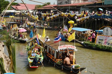 AYUTTHAYA, THAILAND - 1 AUG 2023 Khao Phansa Mum Yüzme Festivali, Wat Lad Chado, Ayutthaya. Khao Phansa döneminin başlangıcı münasebetiyle düzenlenen bir başka eşsiz mum festivali de Ayutthayas 'ta kara yerine su üzerinde yapılan Lad Chado Candle Alayı..