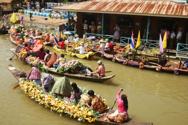 AYUTTHAYA, THAILAND - 1 AUG 2023 Khao Phansa Mum Yüzme Festivali, Wat Lad Chado, Ayutthaya. Khao Phansa döneminin başlangıcı münasebetiyle düzenlenen bir başka eşsiz mum festivali de Ayutthayas 'ta kara yerine su üzerinde yapılan Lad Chado Candle Alayı..