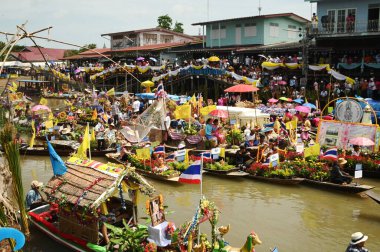 AYUTTHAYA, THAILAND - 1 AUG 2023 Khao Phansa Mum Yüzme Festivali, Wat Lad Chado, Ayutthaya. Khao Phansa döneminin başlangıcı münasebetiyle düzenlenen bir başka eşsiz mum festivali de Ayutthayas 'ta kara yerine su üzerinde yapılan Lad Chado Candle Alayı..