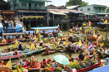 AYUTTHAYA, THAILAND - 1 AUG 2023 Khao Phansa Mum Yüzme Festivali, Wat Lad Chado, Ayutthaya. Khao Phansa döneminin başlangıcı münasebetiyle düzenlenen bir başka eşsiz mum festivali de Ayutthayas 'ta kara yerine su üzerinde yapılan Lad Chado Candle Alayı..