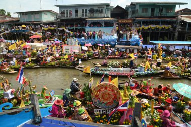 AYUTTHAYA, THAILAND - 1 AUG 2023 Khao Phansa Mum Yüzme Festivali, Wat Lad Chado, Ayutthaya. Khao Phansa döneminin başlangıcı münasebetiyle düzenlenen bir başka eşsiz mum festivali de Ayutthayas 'ta kara yerine su üzerinde yapılan Lad Chado Candle Alayı..