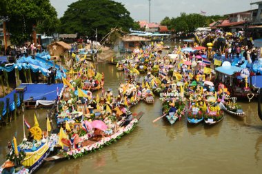 AYUTTHAYA, THAILAND - 1 AUG 2023 Khao Phansa Mum Yüzme Festivali, Wat Lad Chado, Ayutthaya. Khao Phansa döneminin başlangıcı münasebetiyle düzenlenen bir başka eşsiz mum festivali de Ayutthayas 'ta kara yerine su üzerinde yapılan Lad Chado Candle Alayı..