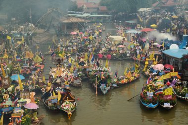 AYUTTHAYA, THAILAND - 1 AUG 2023 Khao Phansa Mum Yüzme Festivali, Wat Lad Chado, Ayutthaya. Khao Phansa döneminin başlangıcı münasebetiyle düzenlenen bir başka eşsiz mum festivali de Ayutthayas 'ta kara yerine su üzerinde yapılan Lad Chado Candle Alayı..