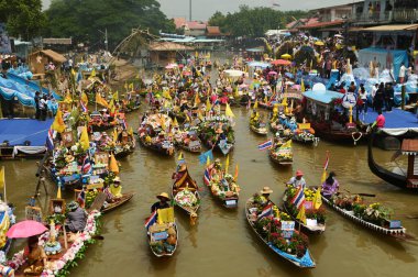 AYUTTHAYA, THAILAND - 1 AUG 2023 Khao Phansa Mum Yüzme Festivali, Wat Lad Chado, Ayutthaya. Khao Phansa döneminin başlangıcı münasebetiyle düzenlenen bir başka eşsiz mum festivali de Ayutthayas 'ta kara yerine su üzerinde yapılan Lad Chado Candle Alayı..