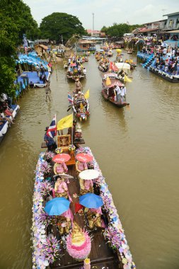 AYUTTHAYA, THAILAND - 1 AUG 2023 Khao Phansa Mum Yüzme Festivali, Wat Lad Chado, Ayutthaya. Khao Phansa döneminin başlangıcı münasebetiyle düzenlenen bir başka eşsiz mum festivali de Ayutthayas 'ta kara yerine su üzerinde yapılan Lad Chado Candle Alayı..