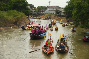 AYUTTHAYA, THAILAND - 1 AUG 2023 Khao Phansa Mum Yüzme Festivali, Wat Lad Chado, Ayutthaya. Khao Phansa döneminin başlangıcı münasebetiyle düzenlenen bir başka eşsiz mum festivali de Ayutthayas 'ta kara yerine su üzerinde yapılan Lad Chado Candle Alayı..