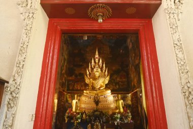 The Naga Prok Buddha image in the Naga Prok temple is considered to be the only Naga Prok Buddha image in the Maravijaya posture and is the largest in Bangkok.