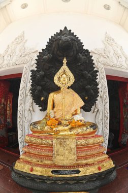 Naga Prok 'taki Buda heykeli Tayland' ın başkenti Bangkok 'taki Wat Nakprok tapınağındaki kilisenin önüne yerleştirildi..