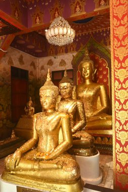 Luang Pho To ve Luang Pho Yai, Rattanakosin döneminde yapılmış iki Buda heykeli. Wat Nagaprok Tapınağı 'ndaki Mabet' te..