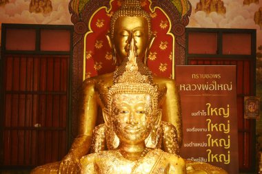 Luang Pho To ve Luang Pho Yai 'nin yüzü, Rattanakosin döneminde yapılmış iki Buda heykeli. Wat Nagaprok Tapınağı 'ndaki Mabet' te..