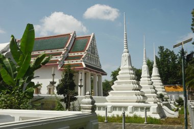 Wat Nang Chee Chotikaram 'daki Beyaz Budizm Kilisesi, Kral Rama III' ün saltanatında popüler olan Raka 'nın yaprak korfası ve kuğu kuyruğu olmadan bir papazlık salonuna sahiptir. Tayland 'ın Bangkok başkentinde yer alıyor..