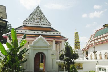 Wat Nang Chee Chotikaram 'daki Beyaz Budizm Kilisesi, Kral Rama III' ün saltanatında popüler olan Raka 'nın yaprak korfası ve kuğu kuyruğu olmadan bir papazlık salonuna sahiptir. Tayland 'ın Bangkok başkentinde yer alıyor..