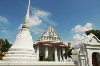 Wat Nang Chee Chotikaram 'daki Beyaz Budizm Kilisesi, Kral Rama III' ün saltanatında popüler olan Raka 'nın yaprak korfası ve kuğu kuyruğu olmadan bir papazlık salonuna sahiptir. Tayland 'ın Bangkok başkentinde yer alıyor..
