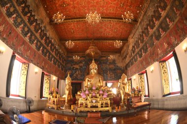 Wat Nang Chi Chotikaram 'ın meditasyon pozisyonunda Buda imajı vardır. Birkaç Buda görüntüsüyle çevrelenmiş, arkasında uzanan bir Buda resmi var. Kilisedeki sıra dışı bir Buda görüntüsü..