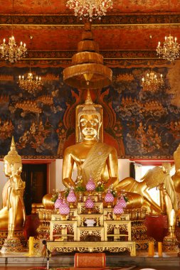 Wat Nang Chi Chotikaram 'ın meditasyon pozisyonunda Buda imajı vardır. Birkaç Buda görüntüsüyle çevrelenmiş, arkasında uzanan bir Buda resmi var. Kilisedeki sıra dışı bir Buda görüntüsü..